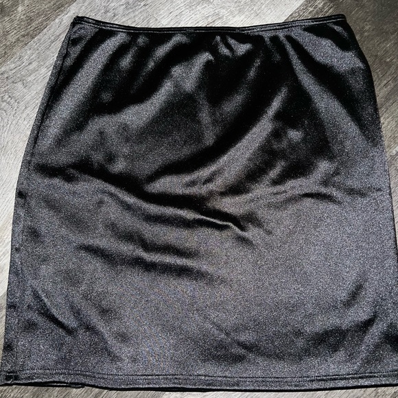 Black mini skirt - Picture 2 of 2